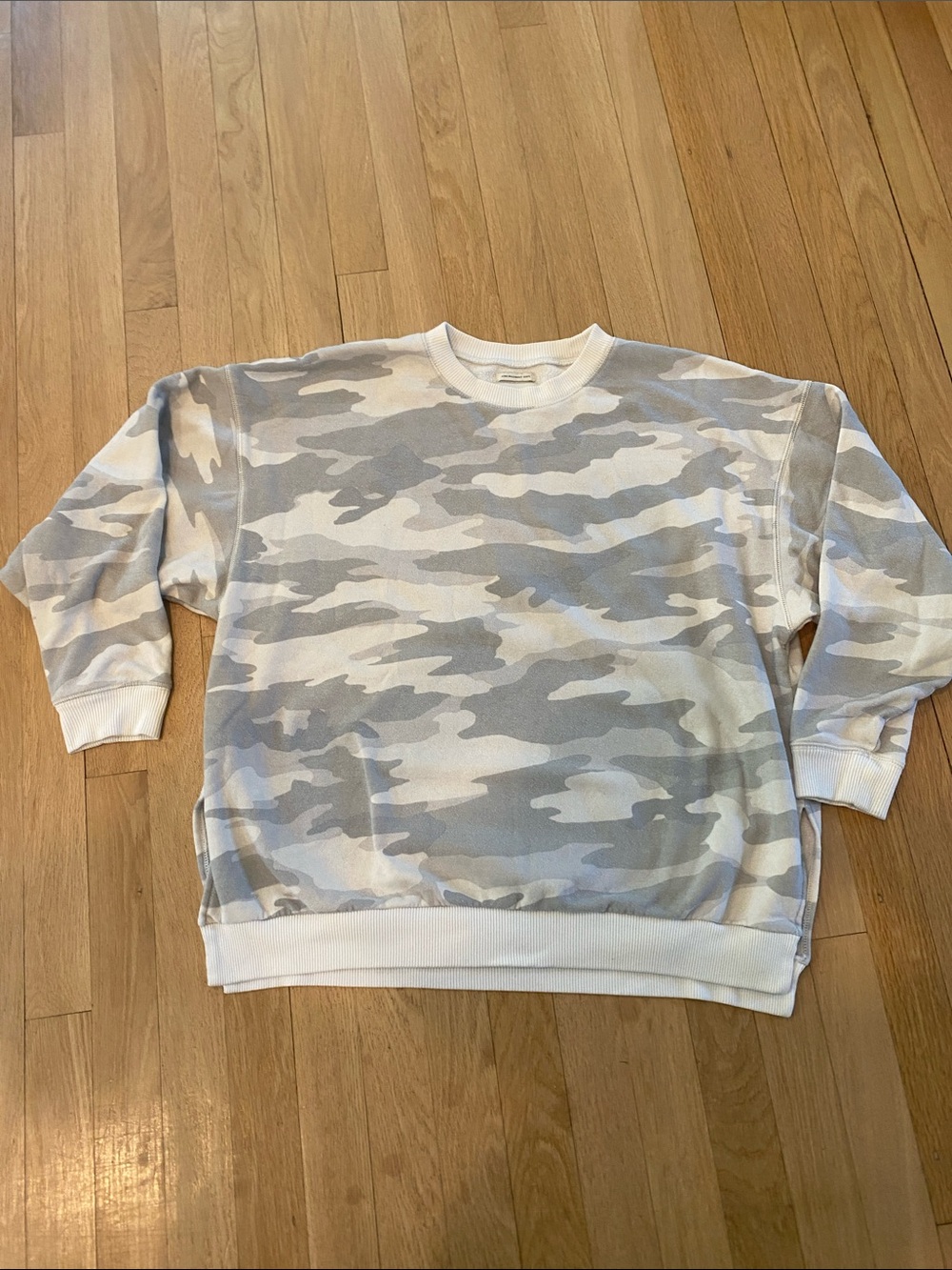 American Eagle Outfitters Camo Crewneck Sweatshirt - White & Light Gray